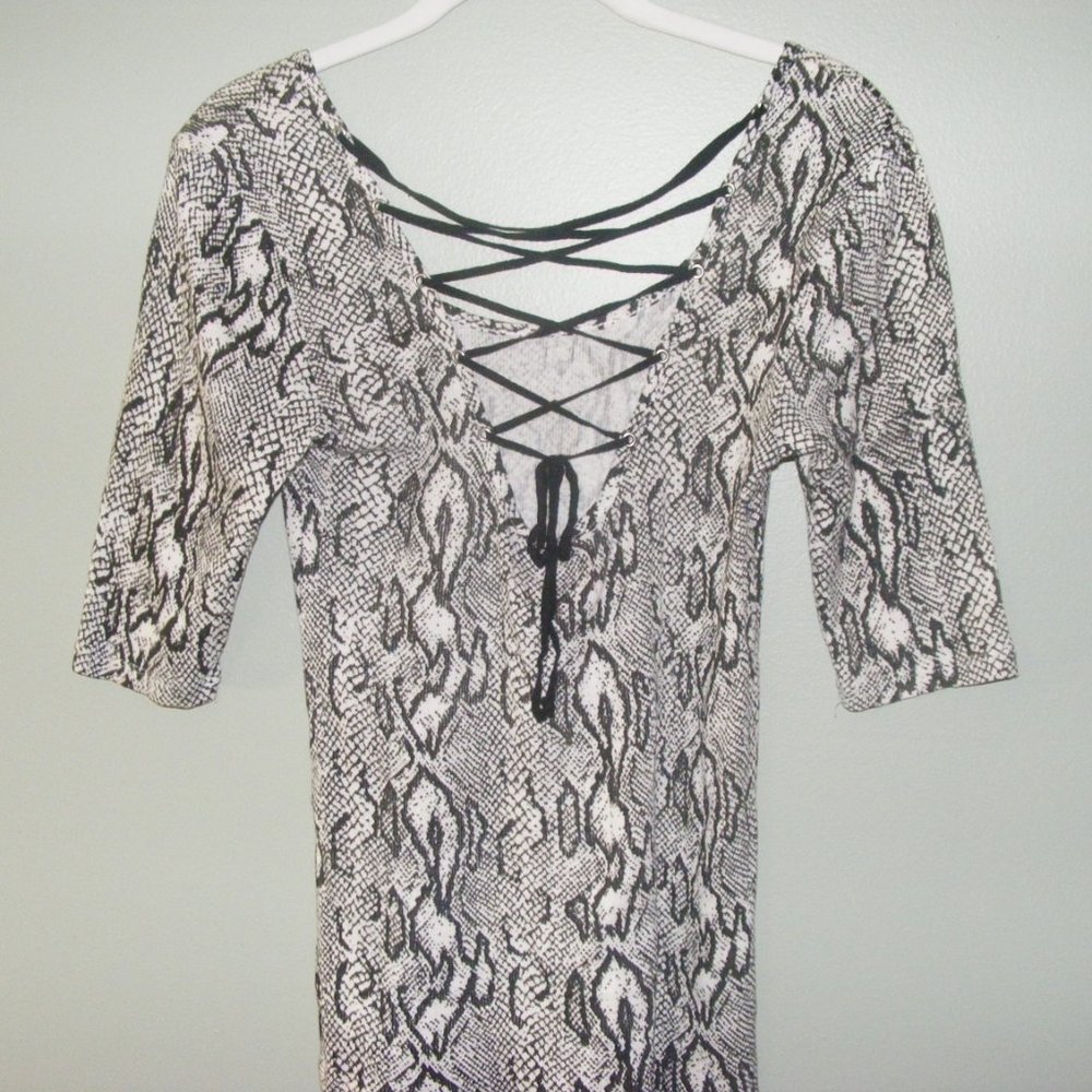 Black and White Snakeskin Print Top - Picture 13 of 14